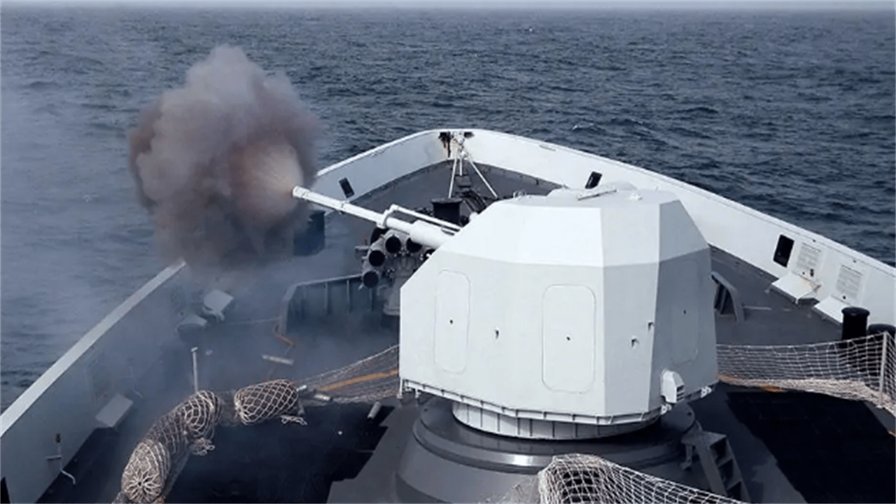 舰炮怒吼,炮弹破膛击发,055火力全开,1炮堪比一个炮兵营