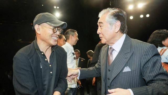 罕见公开亮相,李连杰现身香港与83岁岳父同框合影!_利智_向华强_表演