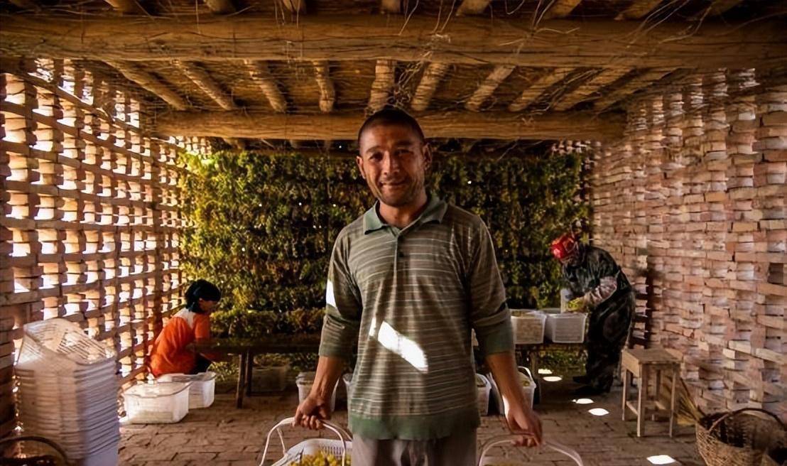 中国最后一位王爷去世,住豪华王府,去世前把国旗挂身旁_库车_新疆