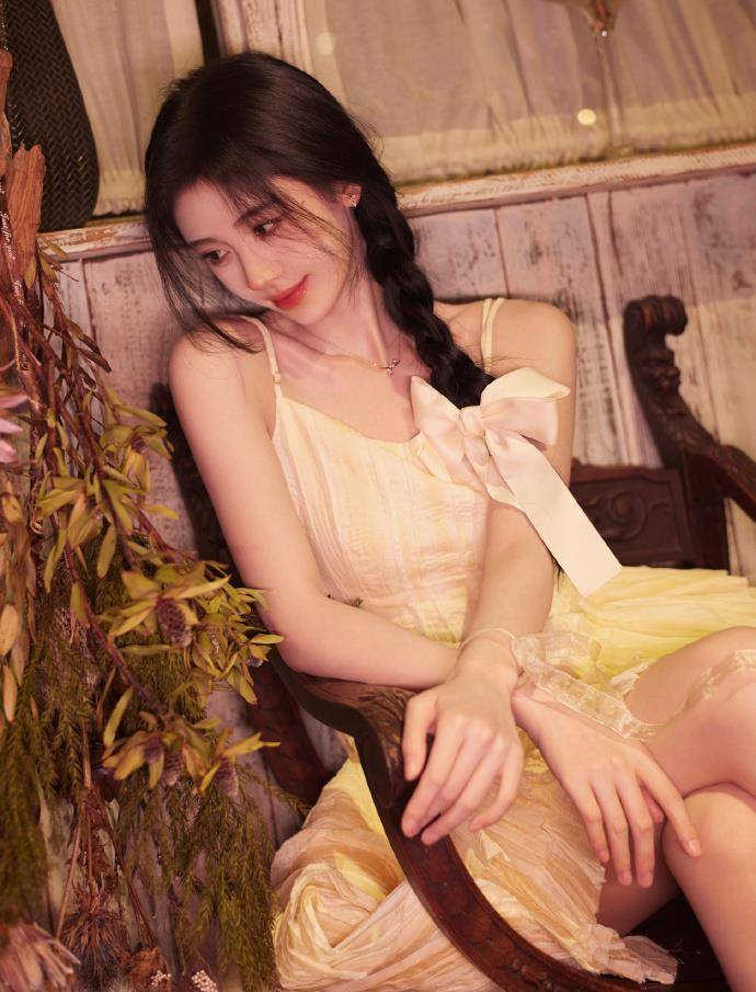 鞠婧祎穿黄色吊带百褶裙 举手投足尽显甜美_表演_活动_观众