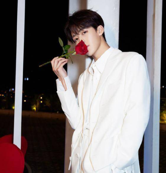 何洛洛路透照流出,惊现男友臂,颜值和身材绝了_肌肉_网友_全身