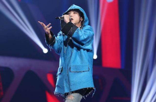 张艺兴的"绅士手"out了,看看华晨宇,怪不得都说他很"娘"!