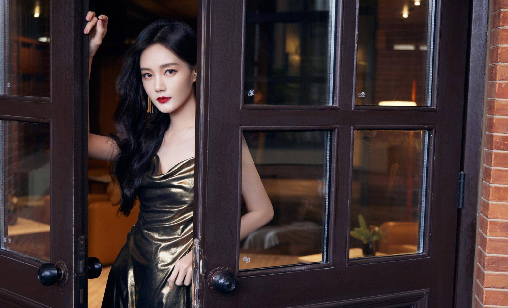 这些是李一桐的彩色照片.