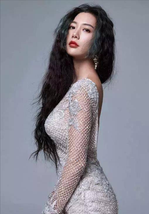 克拉拉李成敏高清写真,造型百变,网友:不愧是亚洲最美女人
