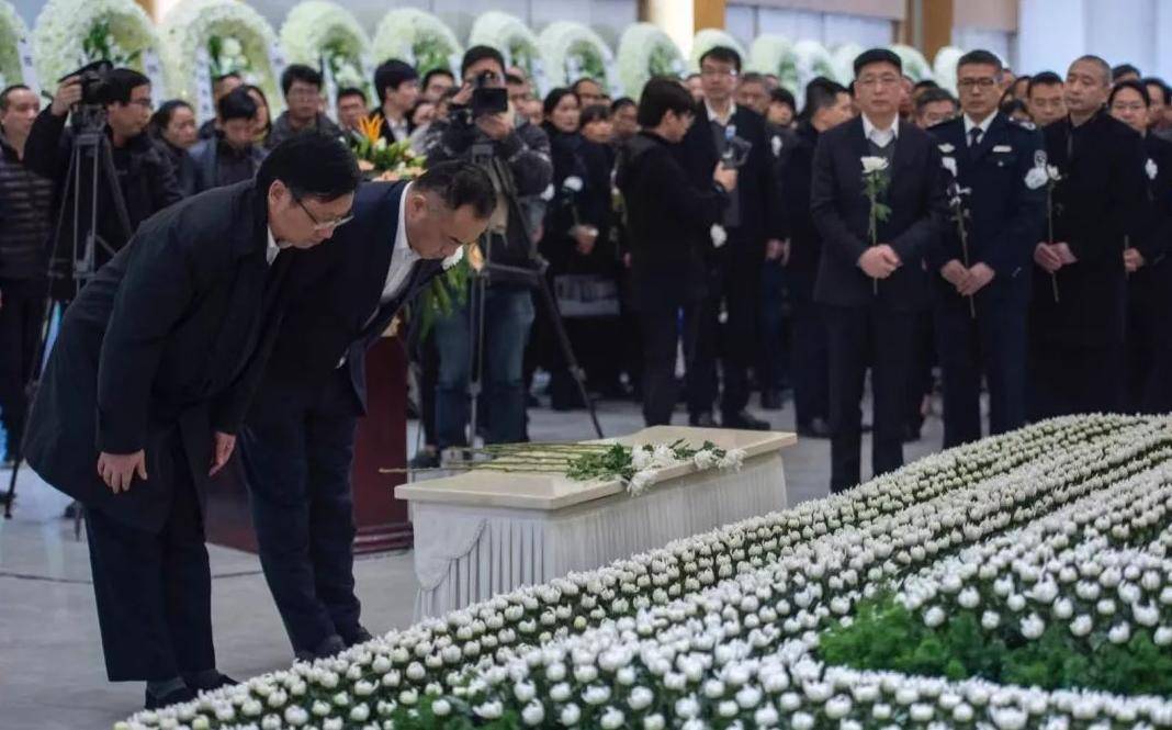 老人去世时,应该进行吊唁还是悼念?有哪些事项要注意?你了解吗_逝者_家属_慰问
