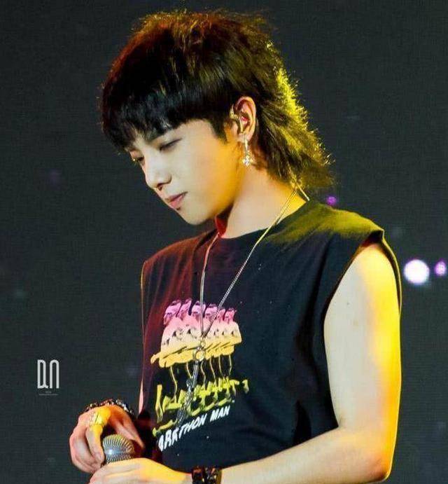 男星"鲻鱼头"发型比拼,蔡徐坤萌,范丞丞像精灵,千玺帅到掉渣_华晨宇