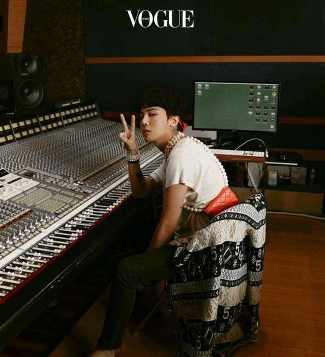 权志龙晒照哥特暗黑风高级,腹肌隐约可见,被嘲伏地魔仍是销冠_香奈儿