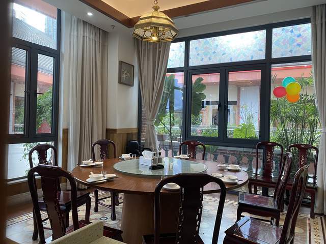 阳光小镇四楼,一整层全部都是味友豪丽的地盘,6000多平方米,一整个把