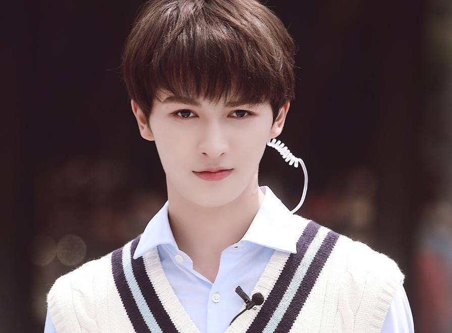 朱正廷为了减肥吃了吐,幻想求婚现场被粉丝调侃,静静的听他扯_烧烤