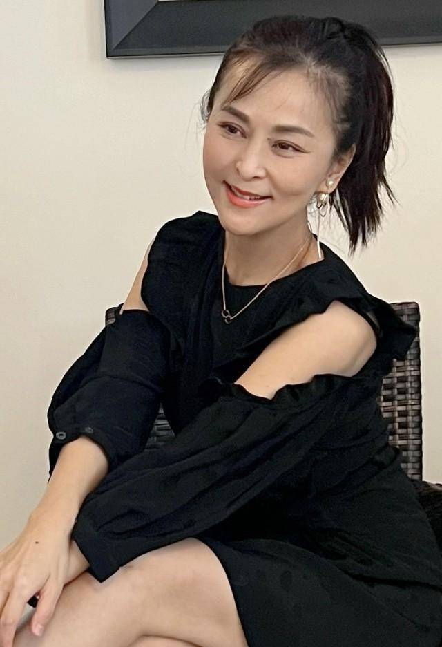 何音在加拿大过女神节,穿露肩裙喝红酒,20岁黄博远像妈妈_保养_儿子