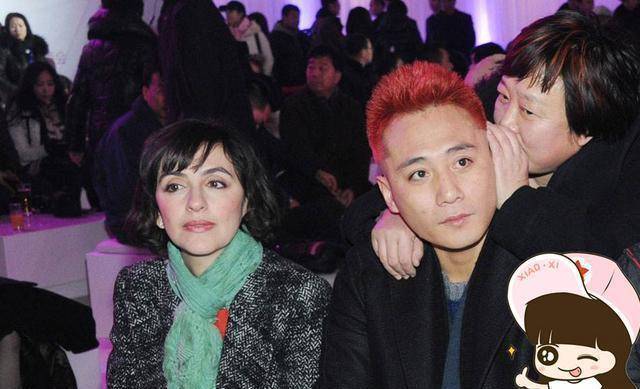 周华健妻子近照曝光,59岁外籍妻子身形消瘦,风韵全无显老态_老婆_网友