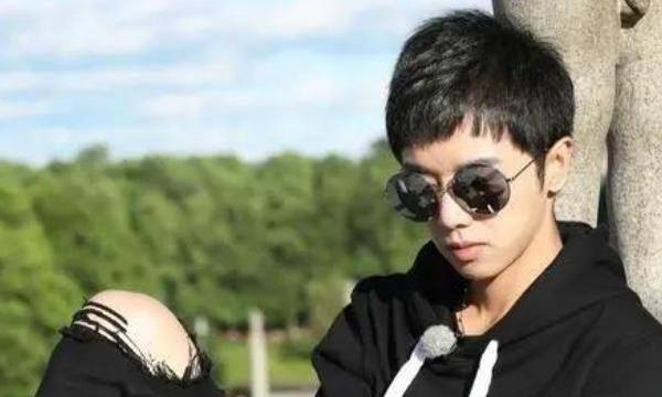 华晨宇承认与张碧晨育有一女,经过亲子鉴定确定,女儿的名字叫华映辰
