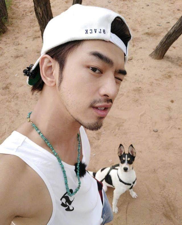 井柏然和陈柏霖一起自拍秒变路人,杨佑宁陈柏霖的自拍水平中间,隔了