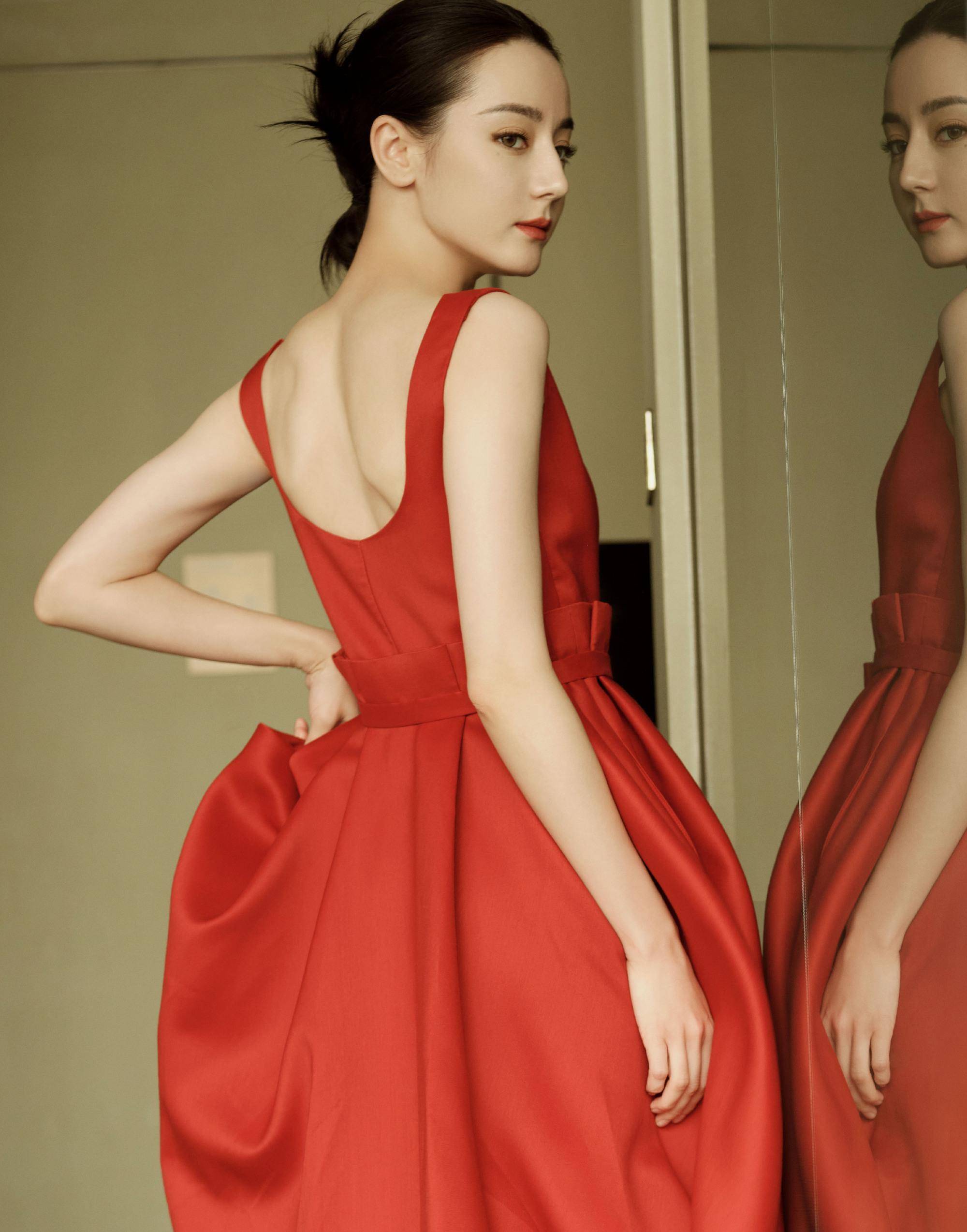 迪丽热巴周末写真大赏,一袭红裙香肩美背,温暖又明亮_身材_连衣裙