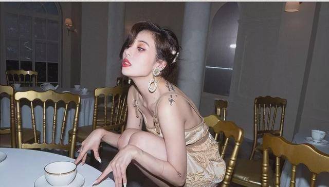 看完泫雅代言ck内衣的宣传照,我想知道多少人馋她身子……_风格_身材