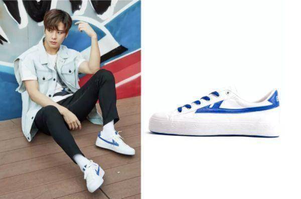 圈潮boy吴亦凡参加公开活动,上身穿英国潮牌palace,脚上搭的是回力鞋