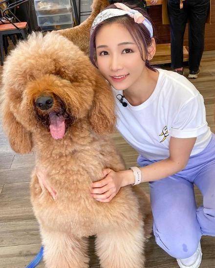 简淑儿与前飞机师街头蜜会,情到浓时十指紧扣,朋友祝福她_回应_香港_