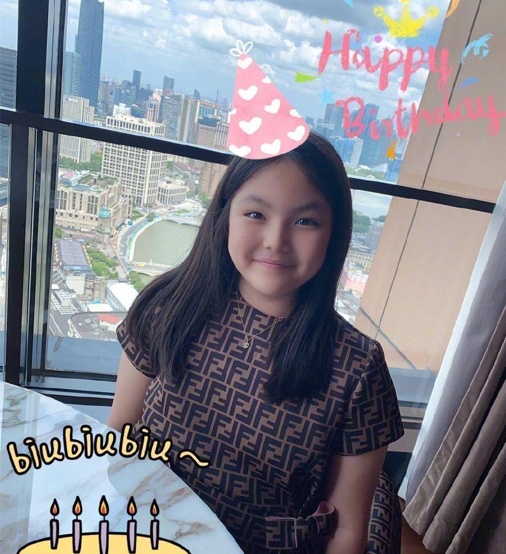 王诗龄的黑发披肩,洋气穿出名媛风_王岳伦_父母