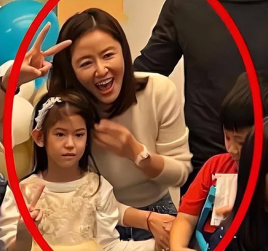 林心如霍建华女儿曝光,完美复刻爸爸五官太英气,不出道可惜了_时尚