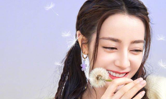 清新可爱少女感十足,被网友吐槽修图痕迹太明显_迪丽热巴_蒲公英_照片