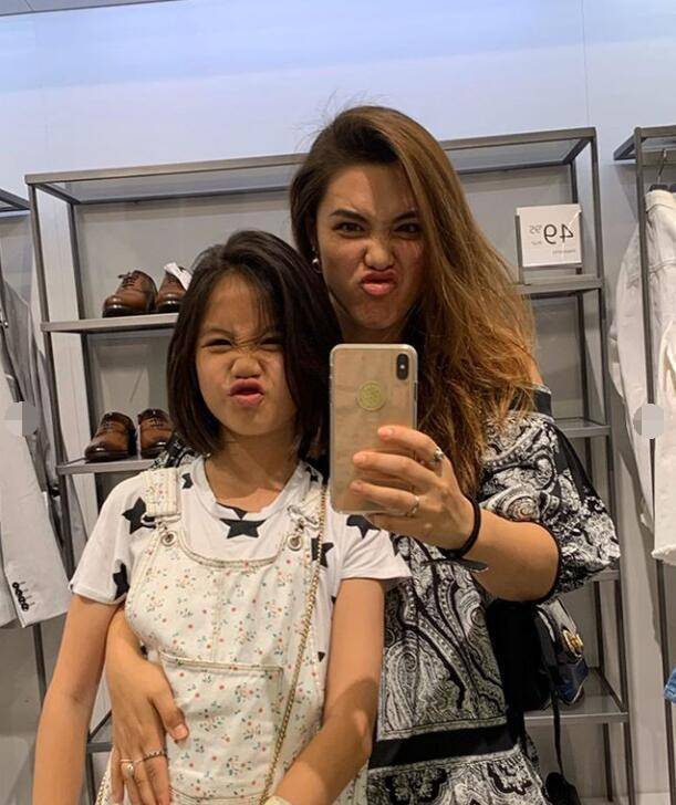 搞怪嘟嘴一个比一个抢镜,三姐妹感情超好_yasmine_考拉_jaden