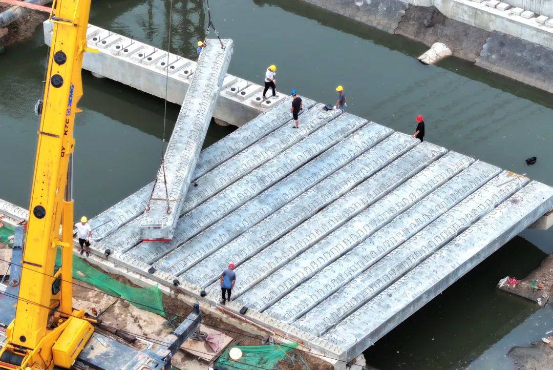 文化路万堤河桥开始桥面铺装