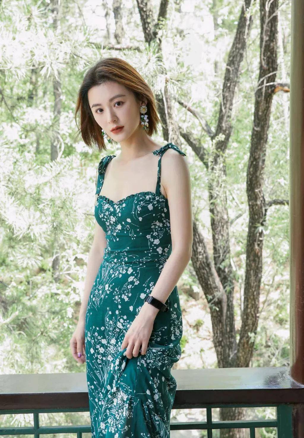 毛林林海边气息上镜,干净的短发搭配清爽的白色连衣裙,笑容好可爱