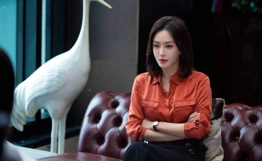 秦岚与小7岁男星表演错位吻,气氛让人脸红,秦岚也太可爱了吧_刘以豪