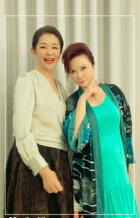 倪萍与蔡明同框,年龄相差2岁,美丽的老女人和年轻的女孩_时尚_风格