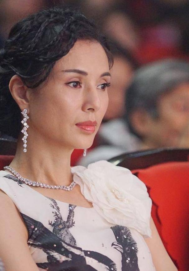 李若彤的卑微爱情,痴恋分手富商十年被分手,55岁仍孤身一人_女人_男友