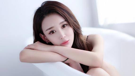 花千骨中无眉"绿鞘"的扮演者李程,卸妆后的她美到不敢认!