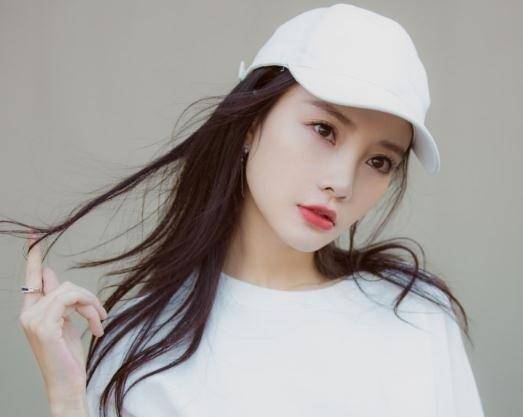 李小璐挽手红花会pgone,pgone回应并没有,贾乃亮选择相信!