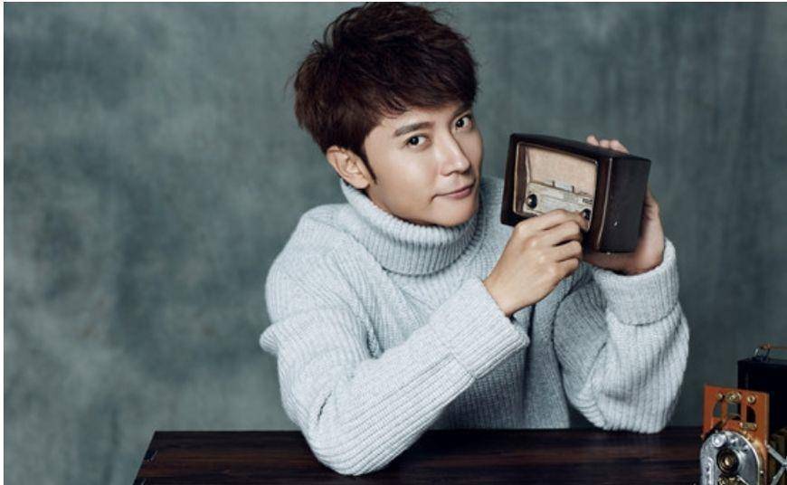 明星还有韩雪和大张伟,他们两个接受采访的时候说张丹峰的偶像包袱重