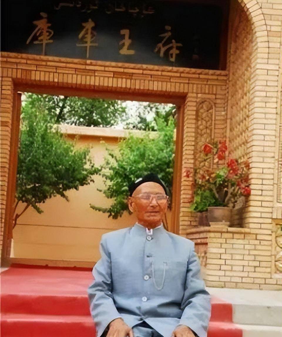 2014年,中国最后一位王爷去世,住豪华王府,去世前把国旗挂身旁_库车