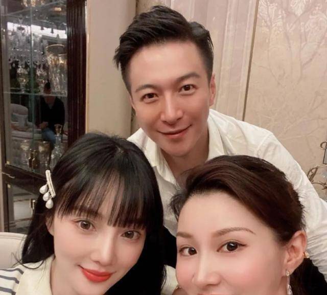 李小璐带父母女儿与绯闻男友聚会,不得不说李小璐是真漂亮!