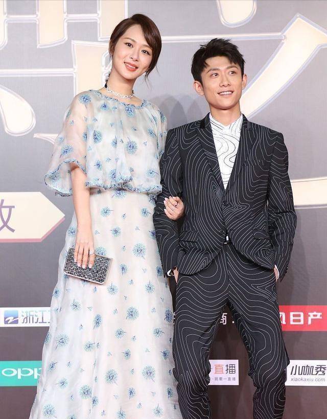 杨紫和陈数同台出镜,举止端庄气质成熟,站前辈边上毫不怯场_款式_整体