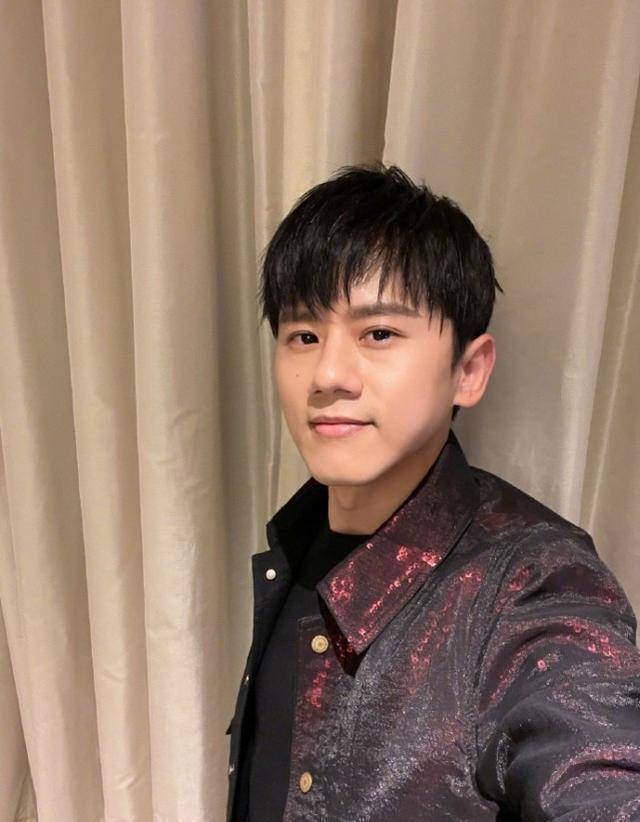 放大照片后,不难看出男性是张杰,女性的面容虽然不是很清晰,但能够