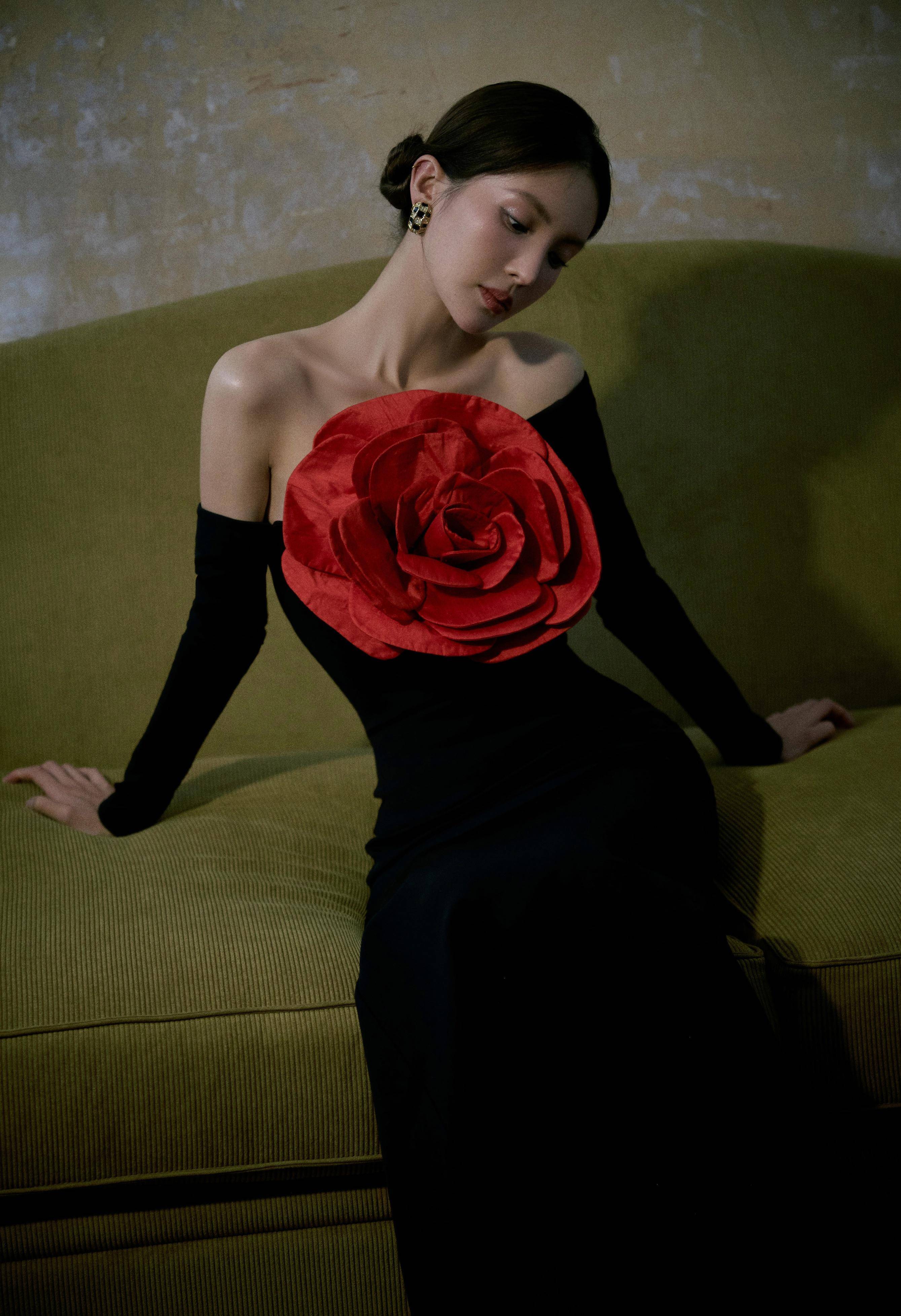 金晨黑色玫瑰礼服时尚动人_身材_黑夜_散发出