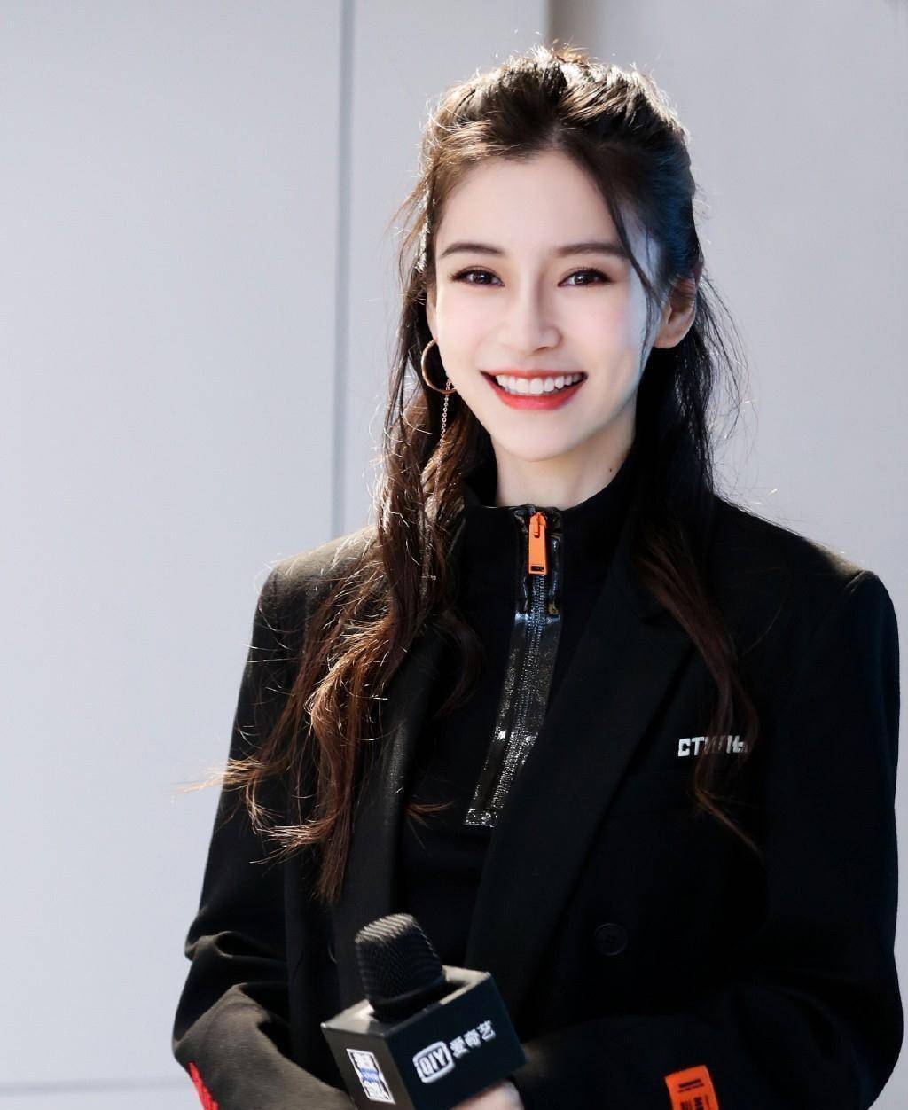 杨颖西装穿短靴秀雪白美腿,披肩卷发梳理少女感_印花_线条_黑色