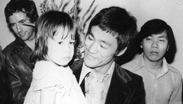 李小龙去世之后,留下一儿一女,儿子早逝,女儿如今过得怎么样?