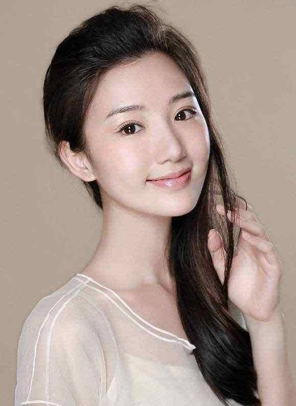 毛晓彤在父母分手后,便跟着母亲相依为命,悲惨的童年让她学会独立,她