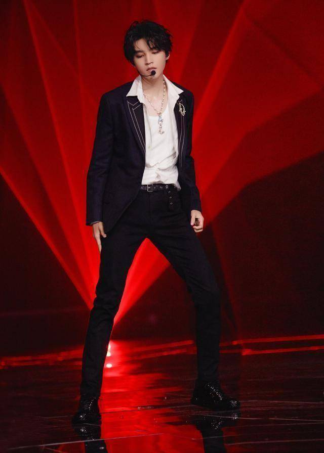 看到新闻也给王俊凯留言询问王俊凯的身体状况,嘱咐他要好好保重身体