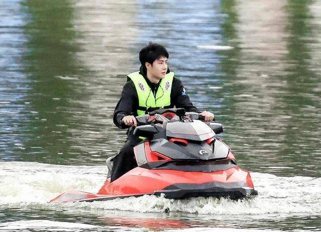 王一博玩摩托艇嗨到爽,没想到街舞导演落水,他笑得好大声_节目_运动