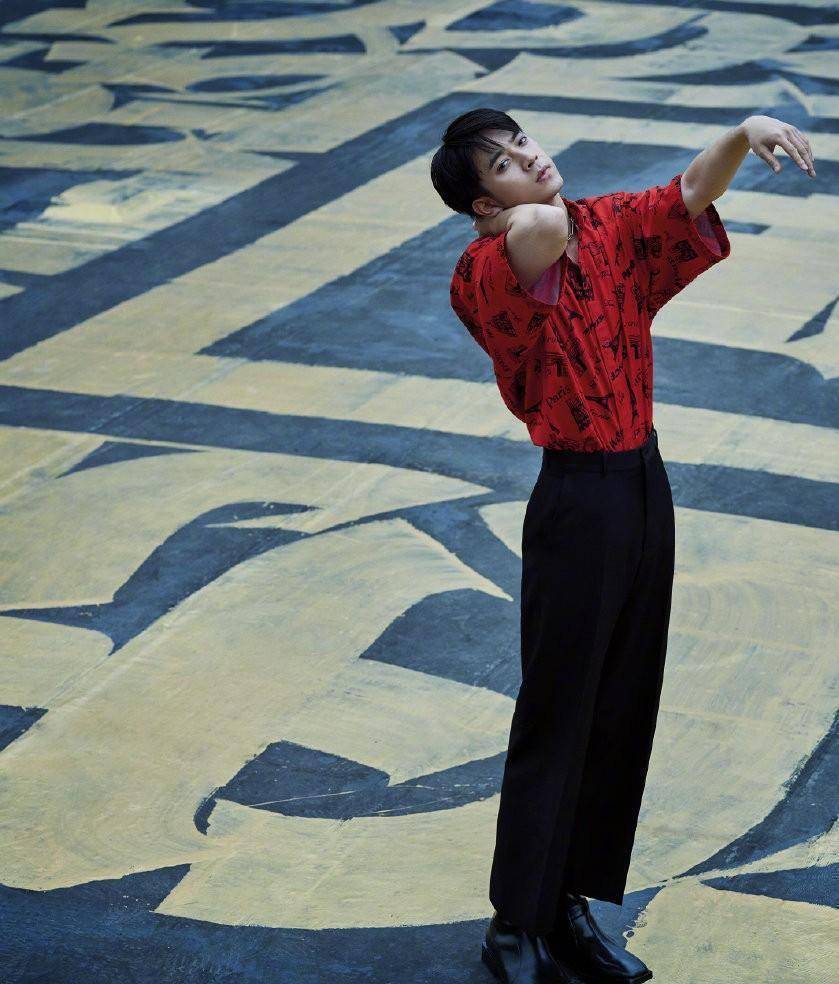 《九州缥缈录》中他是姬野,今拍写真照,蓝色羽绒套装太个性了_陈若轩