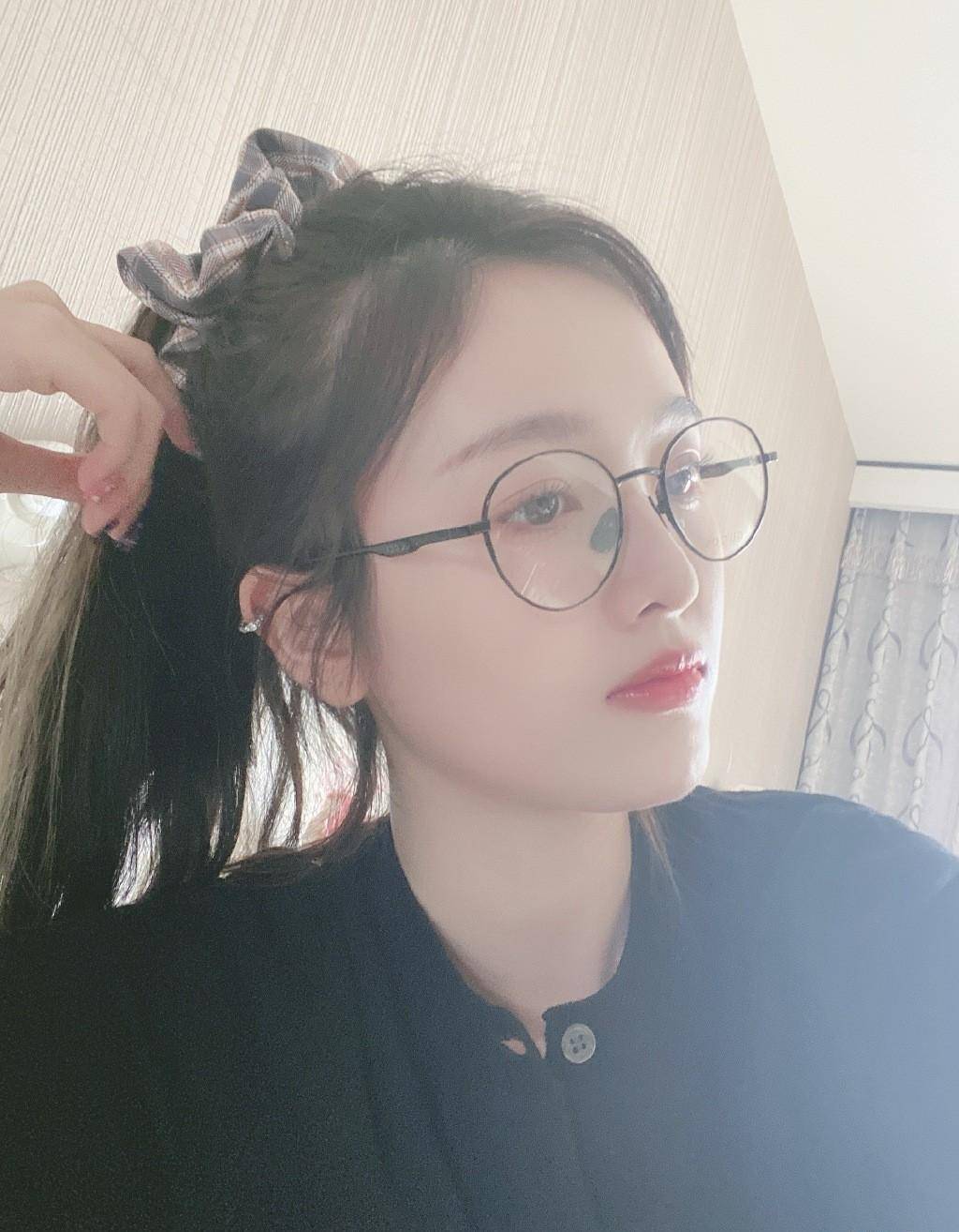 她退出组合8天又回归,今晒自拍照,扎格纹发带戴眼镜,清纯甜美_黑色