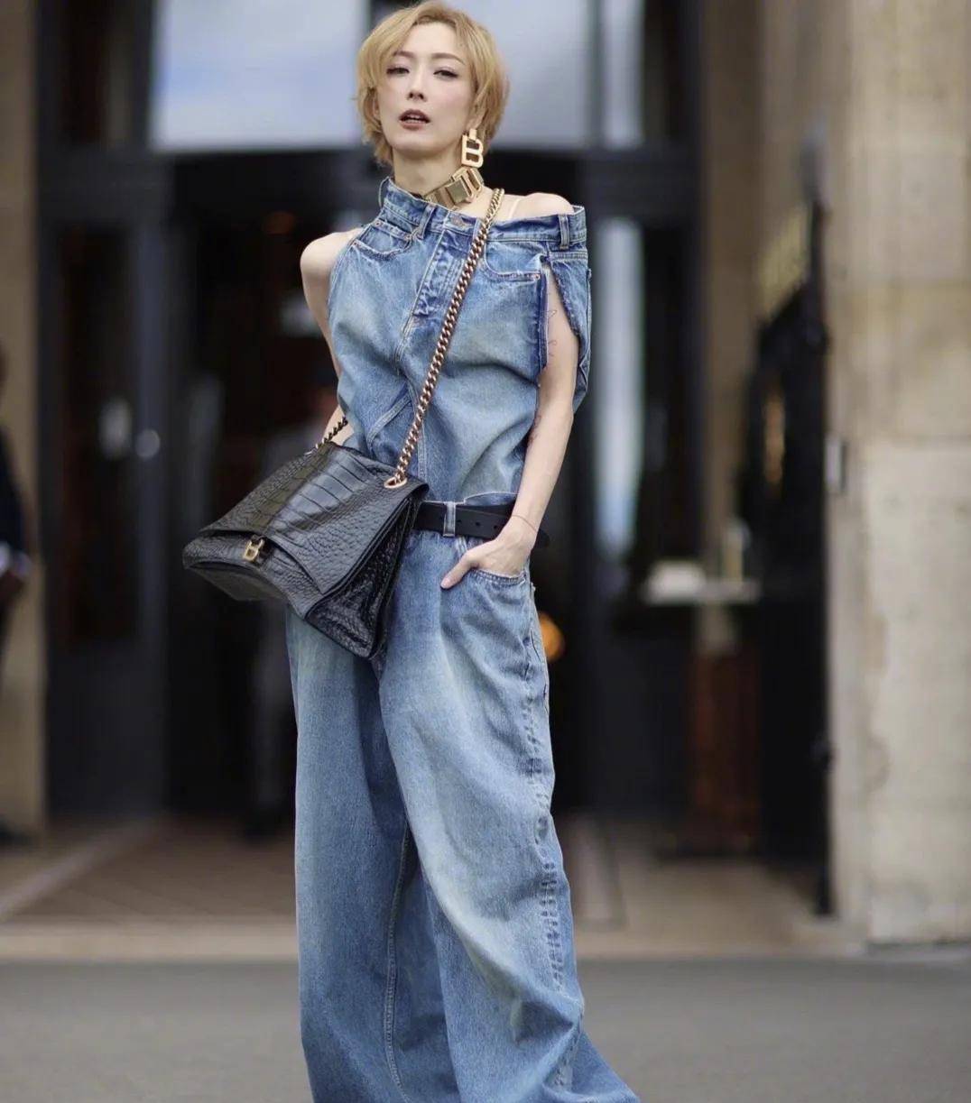 郑秀文身着"牛仔裤"装亮相巴黎时装秀,独特穿搭引发网友热议_风格
