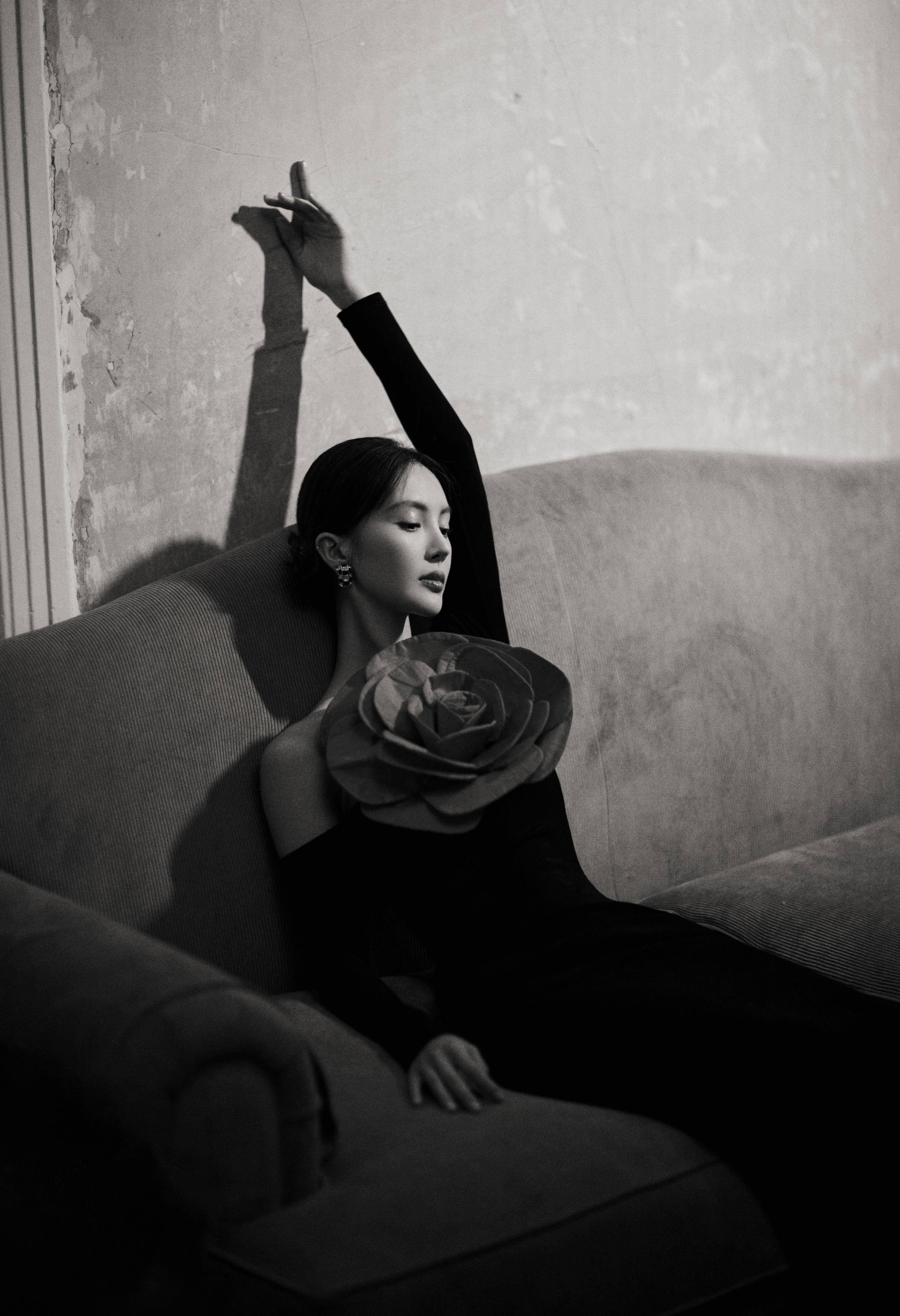 金晨黑色玫瑰礼服时尚动人_身材_黑夜_散发出