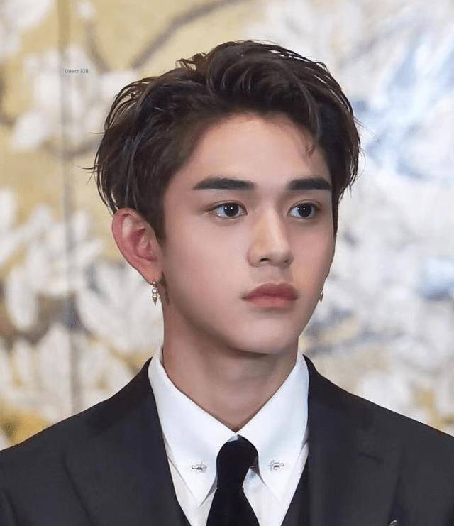 2022年5月,国外一位自称是黄旭熙女友的爆料,黄旭熙在团期间瞒着队友