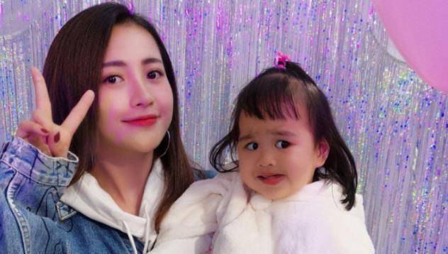 有种逆袭叫包贝尔女儿,5岁容貌大变样,还遗传奶奶俄罗斯血统_网友