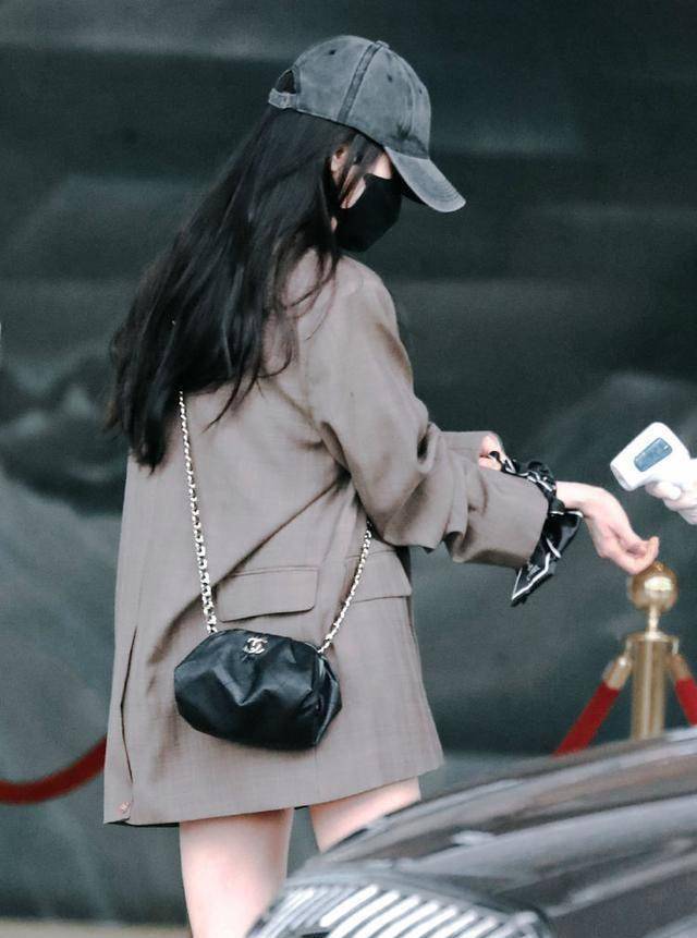 杨幂清晨北京飞上海,穿短裤秀美腿背影照绝了,乖巧测温好可爱_飞机场